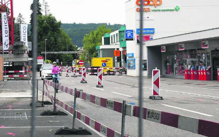 Die Bauarbeiten an der Alten Bahnhofstrasse haben Anfang dieser Woche beim Rex-Kreisel begonnen. Von nun an herrscht für ein Jahr Einbahnverkehr. Bild: Daniel Marti