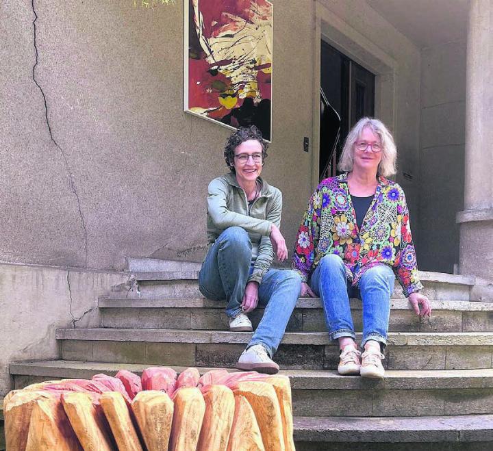 Die Künstlerinnen Brigitte Blaser (rechts) und Karin Köpfli-Fehlmann mit ihren Werken im Vorder- und Hintergrund. Ab Samstag, 24. Mai, stellen sie in der Villa Wild aus.
Bild: zg