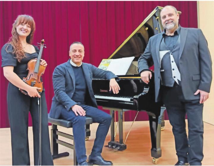 Sorgen für ein stimmungsvolles Adventskonzert (v. l.): Sara Razzani (Geige), Roberto Rupo (Klavier und Orgel), Nunzio Fazzini (Tenor). Bild: zg