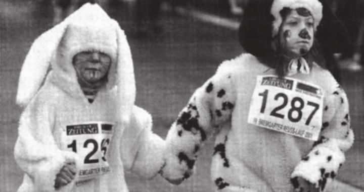 Die Fasnacht ist auch am 19. Reusslauf bemerkbar. Einige nehmen verkleidet daran teil. Bild: Archiv