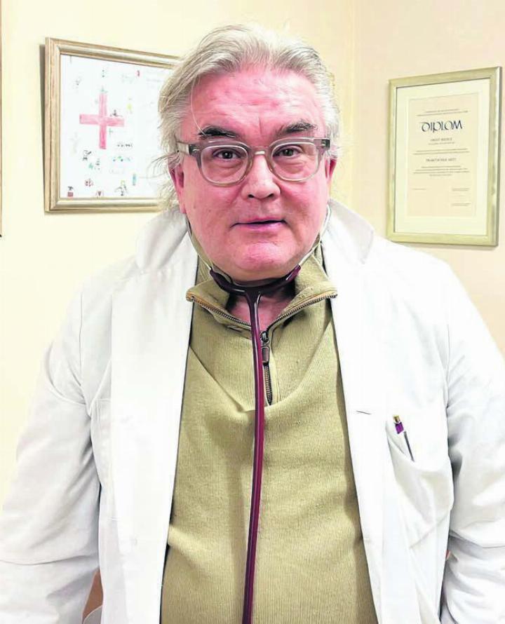 Hausarzt Orest Biehle ist es wichtig, trotz seines Engagements an der Fasnacht für seine Patienten da zu sein. Bilder: Walter Minder / Archiv