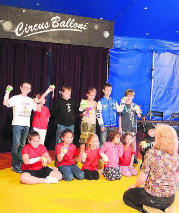 Die Puppenspieler gewöhnen sich an die Manege.