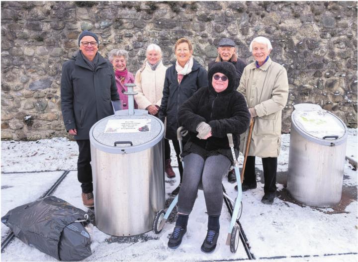 Sind froh, dass der wöchentliche Gang zum Unterflurcontainer in Zukunft entfällt: Die kämpferische Anwohnergruppe um Reto Jäger, Kathrin Schäpper, Maria König, Franziska Schmid, Rea Raselli, Georg Grendelmeier und Serge Polana (von links). Bild: Marco Huwyler