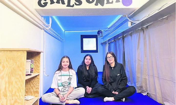 Diona, Nisa und Lara Pajaziti freuen sich über den Mädchenraum. Bild: zg