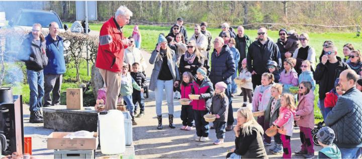 Daniel Seiler, Präsident des Dorfvereins Anglikon, konnte über 100 Teilnehmende beim traditionellen Eierauflesen begrüssen. Bilder: zg Daniel Seiler, Präsident des Dorfvereins Anglikon, konnte über 100 Teilnehmende beim traditionellen Eierauflesen begrüssen. Bilder: zg