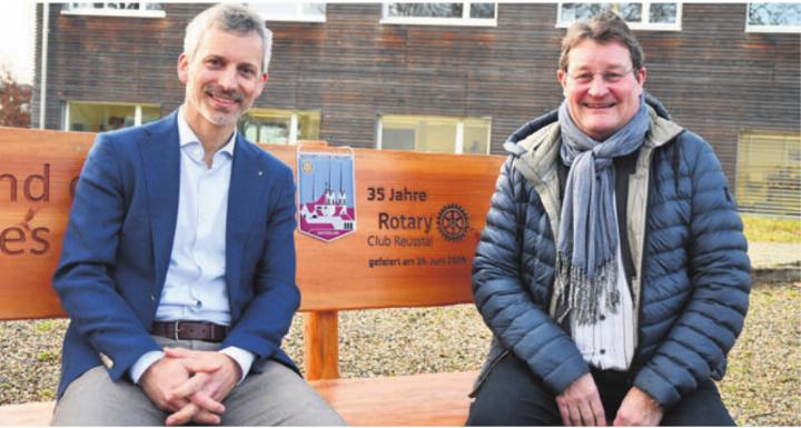 Zwei Rotary-Präsidenten unter sich – beide aus Wohlen: Matthias Angst (links) und Max Knoblauch. Bild: Daniel Marti