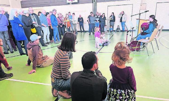 Gross und Klein verfolgt den musikalischen Auftakt durch die Musikschule Dottikon. Bild: mub