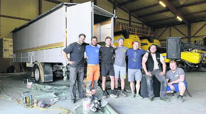 Fleissig und motiviert. Ein grosses Team sanierte den Speakerwagen. Bild: zg