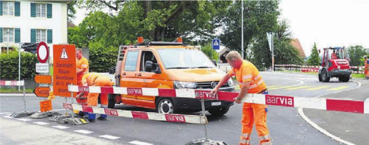 Speditiv, schnell und unspektakulär räumten die Männer die Umleitungs-Signalisationen und gaben die Strasse für den Verkehr frei. Bild: rig