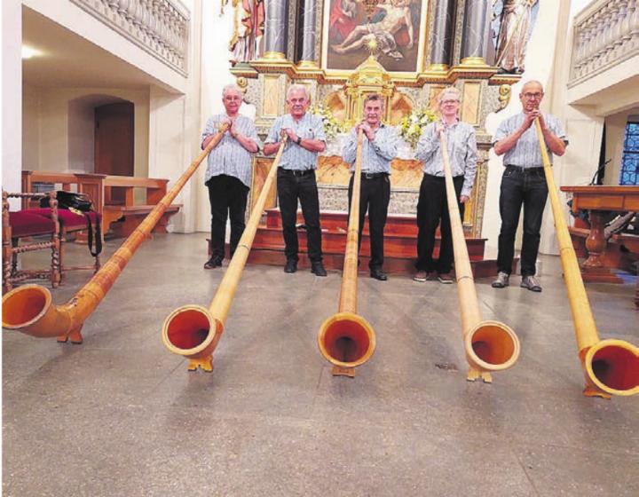 Die Alphorngruppe Nesselnbach sorgt für einen beschwingten Ausklang des Sonntags und erfreut Herz und Ohr. Bild: zg