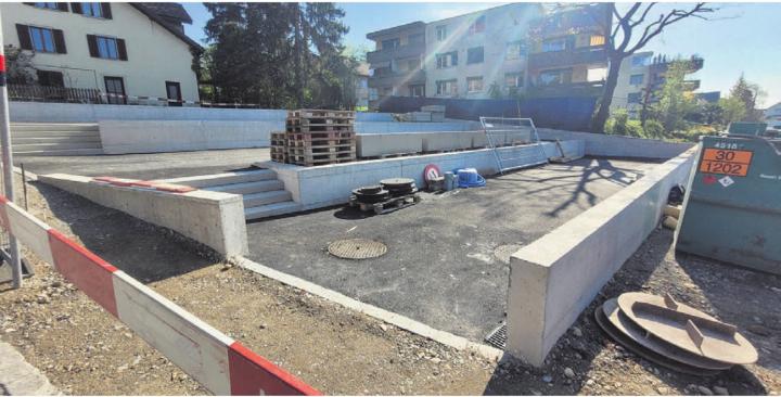 Der neue Veloparkplatz für die Bezirksschule ist noch im Bau, aber schon Anlass für Diskussionen. Bild: chh