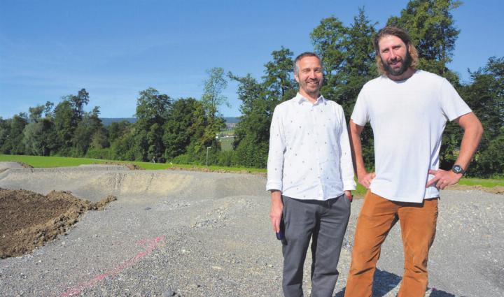 Sobald sich der Rohbau gesetzt hat, folgt die Asphaltierung. Die Co-Projektleiter Hans-Peter Budmiger (links) und Chris Räber freuen sich. Bild: Annemarie Keusch