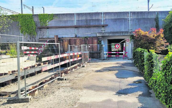 Seit neun Monaten ist der Weg durch diese Unterführung gesperrt. Fussgänger und Velofahrer aus dem Farnbühl-Quartier müssen einen Umweg auf sich nehmen, um ins Zentrum zu gelangen. Bild: Chregi Hansen