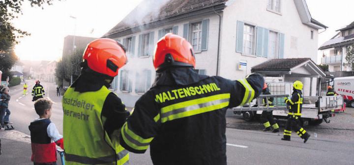 Ein geordneter Vorgang beim Einsatz und der Rettung ist die Stärke einer Feuerwehr. Hier bei der Absprache und Aufbereitung der Unglücksstelle. Bild: vaw Ein geordneter Vorgang beim Einsatz und der Rettung ist die Stärke einer Feuerwehr. Hier bei der Absprache und Aufbereitung der Unglücksstelle. Bild: vaw