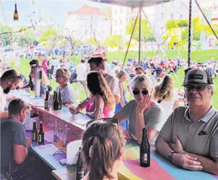Erst Wetterpech, dann Sonne: An schönen Abenden war die Sommerbar recht gut besucht. Bild: chh