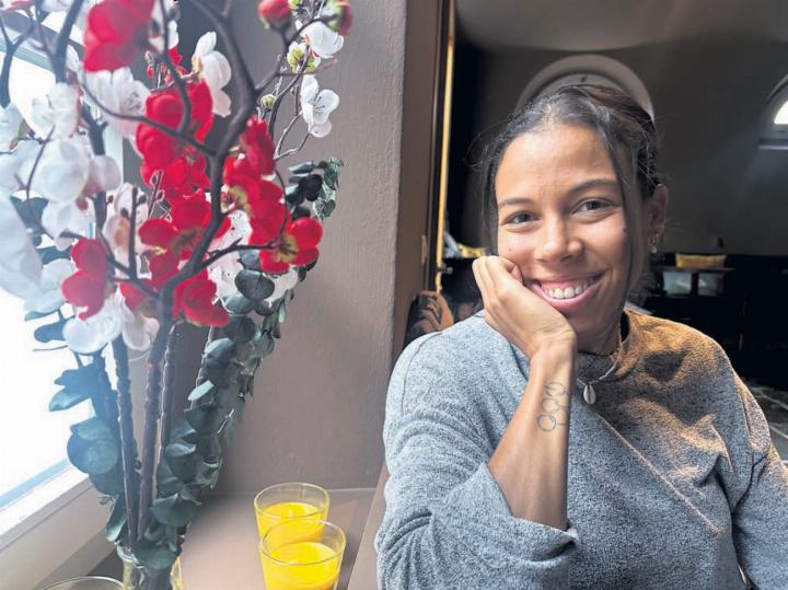 Der Draht zu Gott gibt ihr Kraft. Melanie Hasler hat ein grosses Ziel: Die Olympischen Spiele 2026. Passend dazu ist ihr Tattoo am Arm: die Olympischen Ringe und ein kleines, heiliges Kreuz. Bild: Stefan Sprenger / IBSF