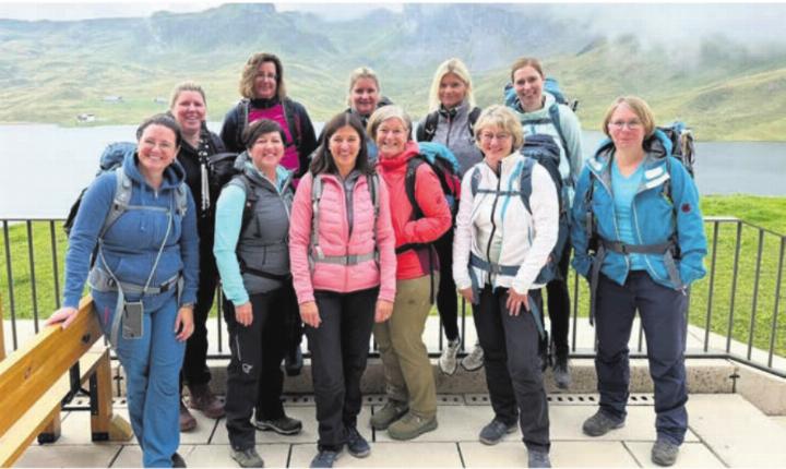 Die Turnfahrt des Damenturnvereins hat viel Abwechslung geboten: das obligate Gruppenfoto, im Hintergrund der Melchsee. Bild: zg