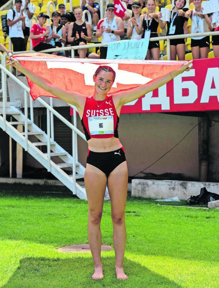 Mit Lachen und Schweizer Fahne: Norina Hug holt sich die Silbermedaille und lässt sich im Stadion feiern. Bild: Swiss Olympic