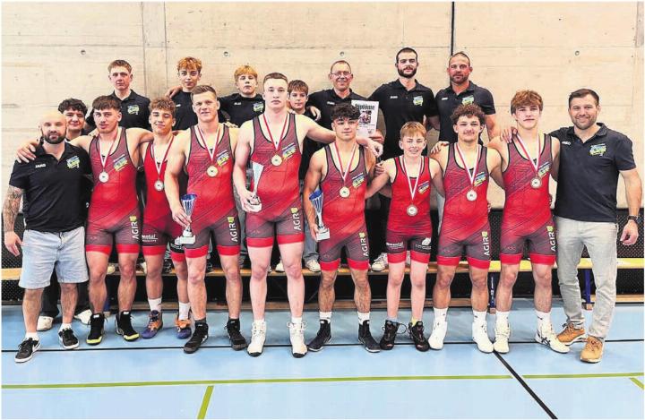 Die Freiämter Ringer an der Greco-SM in Martigny mit Trainer Pascal Strebel (vorne rechts).