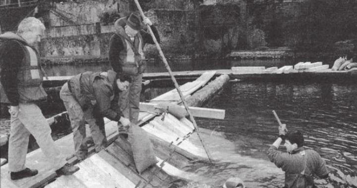 Die Mitglieder des Pontoniervereins waren unter anderem Flösser und Schiffer. Ihre Nachfolger beherrschen die ursprüngliche Methode des Wehrbaus noch. Bild: Archiv