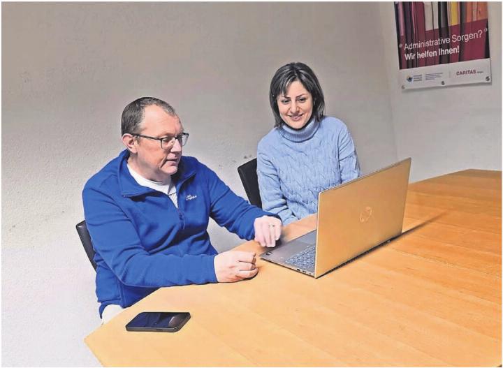 Freiwillige begleiten die Teilnehmenden individuell, erklären geduldig und gehen auf persönliche Fragen ein. Bild: zg