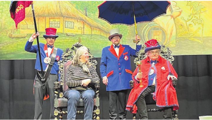 Auf dem Thron: Der neue Ehrenkammerer «Orest Biehle de Gsundmacher» (rechts) mit seiner Frau Ursula. Bild: wam Auf dem Thron: Der neue Ehrenkammerer «Orest Biehle de Gsundmacher» (rechts) mit seiner Frau Ursula. Bild: wam