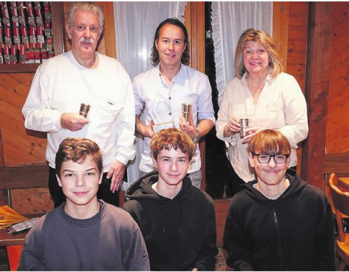 Sie glänzten mit sehr guten Resultaten: (Hinten v. l.) Manfred Weber, Tiago Ferràs, Beatrice Bischof und (vorne v. l.) Severin Meier, Vitus Bissig, Silvan Huber. Bild: zg