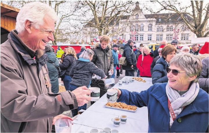 Der Ammann und die Präsidentin: Raymond Tellenbach und Sabina Glarner genehmigen sich einen Glühwein aus der Sammeltasse.