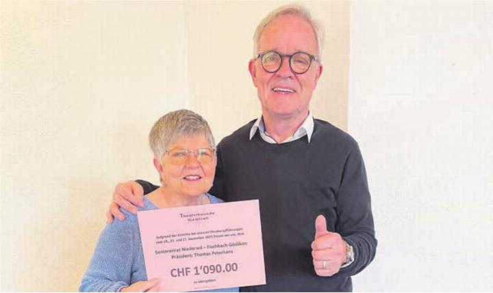 Jolanda Schmid, Aktuarin der Theaterfreunde, überreicht den Betrag an Thomas Peterhans, Präsident des Seniorenrates Niederwil-Fischbach-Göslikon.
Bild: zg