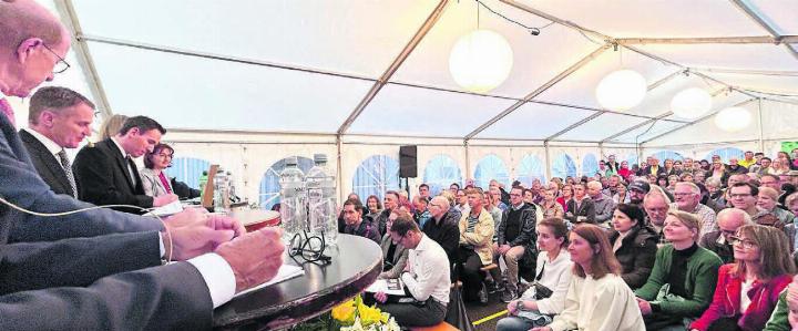 Volles Zelt – der Gemeinderat Jonen mit Ammann Philipp Ackermann (Zweiter von links) durfte viele Stimmberechtigte begrüssen. Bild: Annemarie Keusch