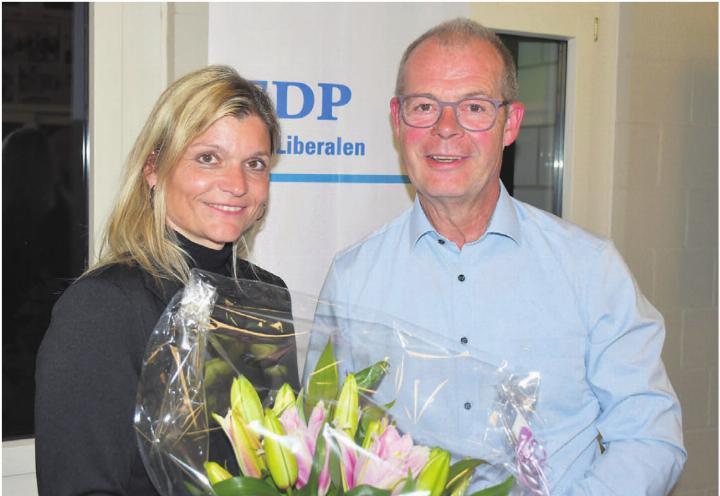 Ein Blumenstrauss zum Amtsantritt: Der abtretende Präsident Sämi Keller wünscht der neuen FDP-Präsidentin Denise Strasser viel Erfolg und Glück. Bild: Daniel Marti
