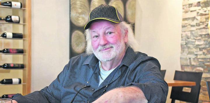Für Peach Weber ist nichts Gewohnheit: Auch nach 45 Jahren Bühnenpräsenz geht er das neue Programm «King of Gäx» als grosse Herausforderung an. Bild: Daniel Marti