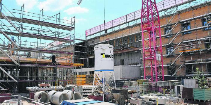 Die Baustelle rund um die Bezirksschule – Erweiterungsbau (links) und Sanierung alter Bez-Teil (rechts) – kommt gut voran. Bilder: Daniel Marti