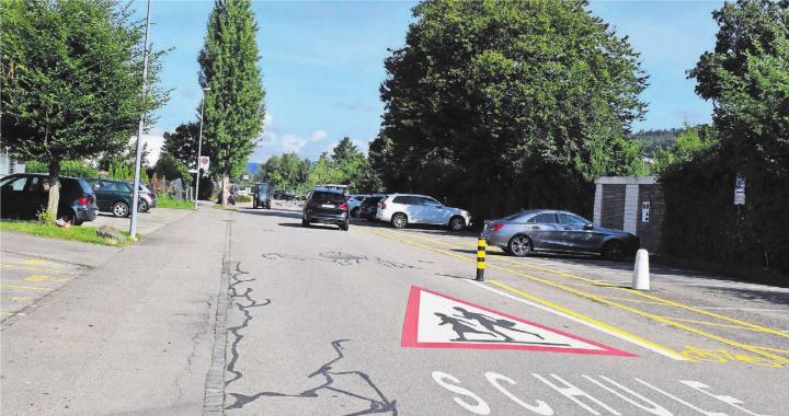 Der Sorenbühlweg, von der Eishalle bis zur Allmendstrasse, ist einer der Strassenabschnitte, die bald dringend saniert werden müssen. Bilder: Daniel Marti