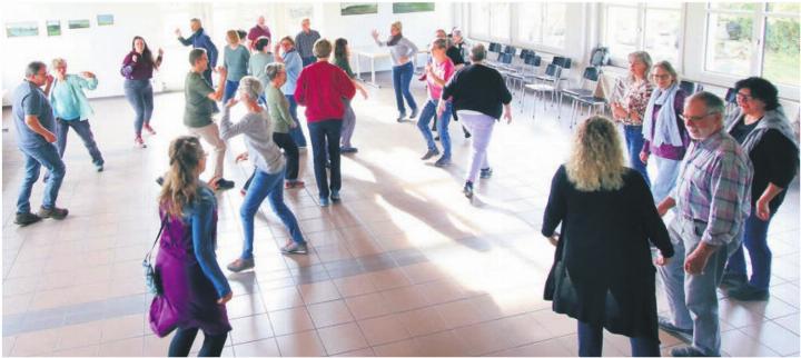 Die Mitglieder des Regi-Chors wirbelten quer durch den Roos-Saal. Bild: zg