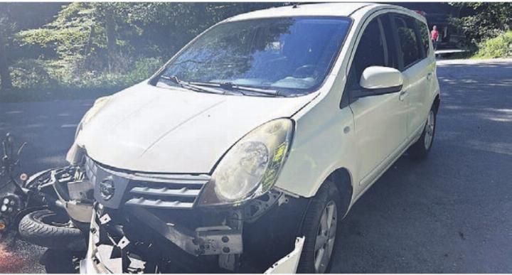 Am Auto und am Motorrad entstand Sachschaden. Bild: pz