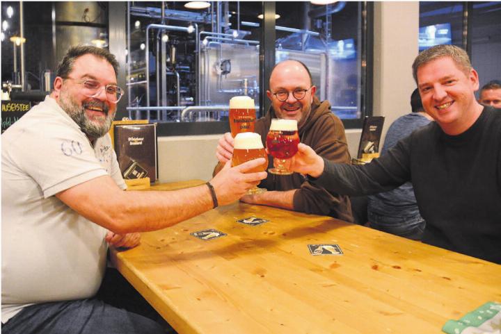 Anstossen auf eine gute Idee: Rogerio Ferrao, Otto Sorg und René Schmidli (von links) haben sich gemeinsam den Fätzemändig ausgedacht. 
Bild: Chregi Hansen