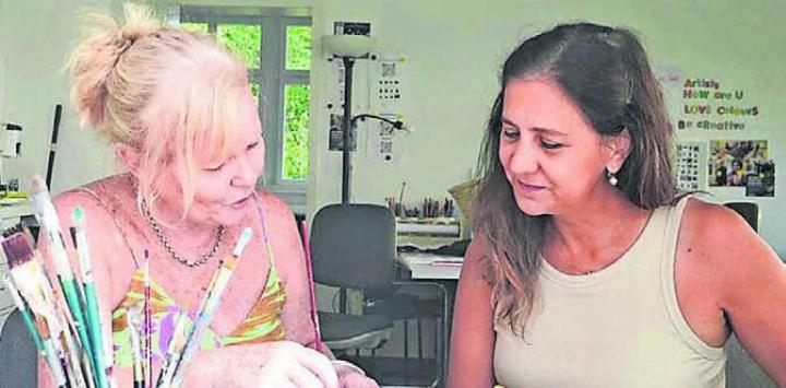 Ein eigenes Aquarell malen? Die beiden Wohler Künstlerinnen Marcela Herzig (links) und Théa Prado machen es möglich. Bild: zg