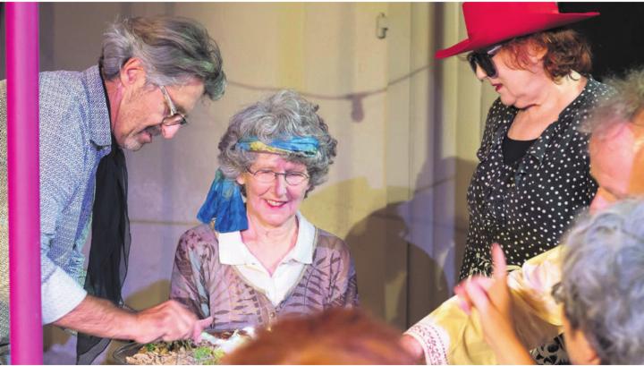 Sie war über 28 Jahre lang ein sicherer Wert und eine Allrounderin des Sternensaals: Präsidentin Eva Keller war stets auch gerne auf der Theaterbühne, wie zuletzt bei «Sechs Beine» oder beim Stück «Morsch» (Bild). Bilder: Archiv/dm/pd