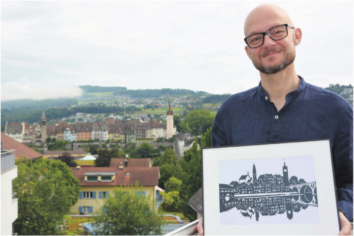 Markus Eichhorn wurde von der Kulisse der Bremgarter Altsstadt inspiriert. Die Skyline hat er in einem Scherenschnitt festgehalten.Bild: Sabrina Salm
