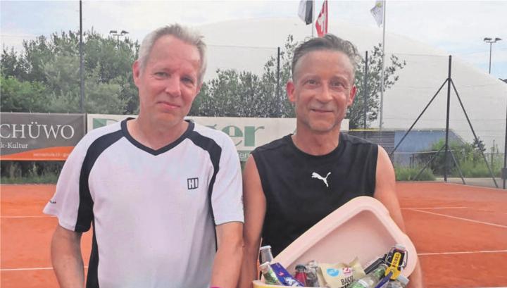 Sie boten dem Publikum einen ebenso spannenden wie langen Final. In der Kategorie Männer 45  R4/R6 setzte sich Daniell Mitchell (rechts) mit 7:6, 6:7 und 10:8 gegen seinen Clubkollegen Martin Koch durch.