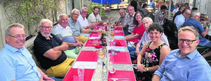 Die illustre Runde erlebte ein wunderbares Treffen (v. l.): Marc Läuffer (amtierender Einwohnerratspräsident), Pitsch Isler, Hans Hübscher, Robert Steffen, Meinrad Meyer, Cyrille Meier, Andrea Duschén, Koni Gfeller, Ariane Gregor, Alois Lütolf, Julia Frischknecht (amtierende Einwohnerratsvizepräsidentin) und Arsène Perroud. Bild: zg