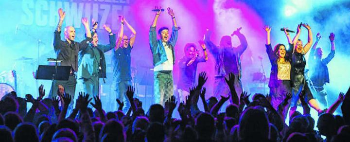 Die Schweizer Musikerinnen und Musiker nehmen die Zuschauer mit auf eine Reise durch die Geschichte der Schweizer Hits. Bild: pd