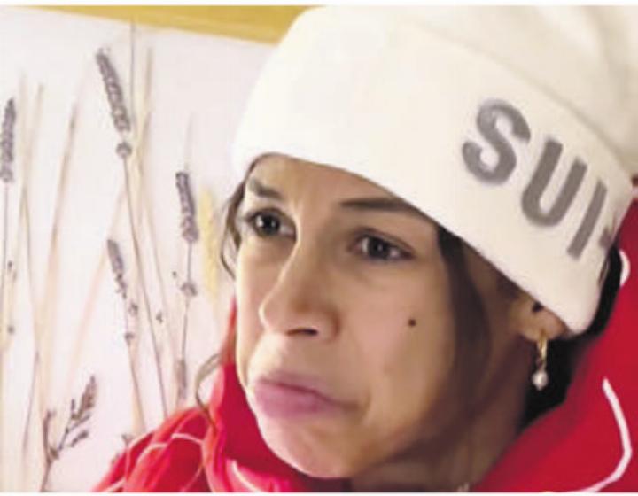 Melanie Hasler schaut im Hotelbett der Zeremonie zu. Bild: Screenshot Instagram