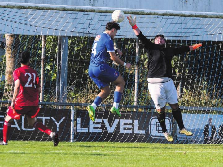 Fabio Russo (rechts) im Bremgarten-Goal hielt einen Penalty und entschärfte weitere Grosschancen der Wettinger. Die Niederlage seines Teams konnte er dennoch nicht verhindern. Bild: André Griffel