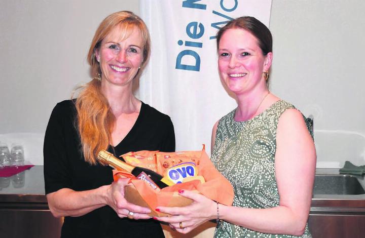 Co-Präsidentin Stefanie Dietrich (rechts) gratuliert Sonja Isler-Rüttimann zur erfolgreichen Nomination als Gemeinderatskandidatin. Bild: Daniel Marti