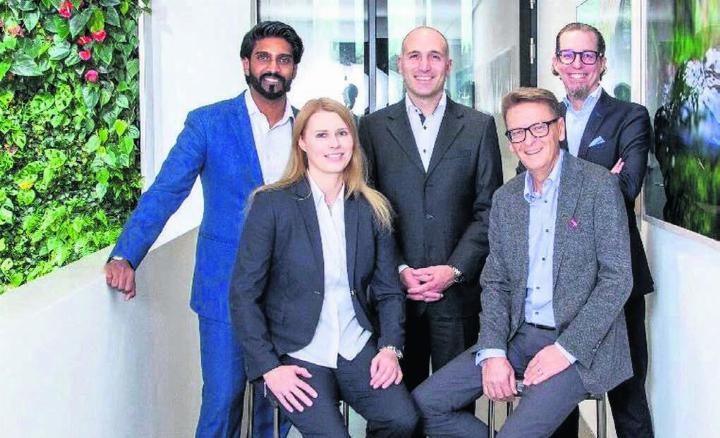 Die Bankleitung der Raiffeisenbank Wohlen – mit dem Vorsitzenden Erich Füglistaler (sitzend rechts) – darf auf ein erfolgreiches Geschäftsjahr 2024 zurückblicken. Bild: pd