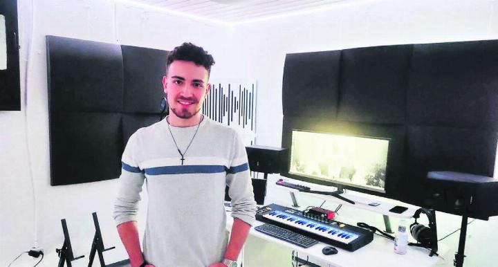 Jan Becker in seinem neuen Musikstudio in Bremgarten. Als DJ Simon Miles hat er sich dieses Jahr selbstständig gemacht und setzt voll auf Musik. Bild: Marco Huwyler
