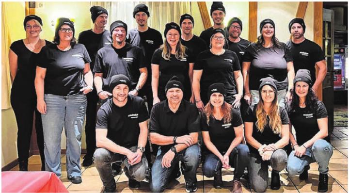 Das Oldie Team ist nun ein Verein – gefeiert wurde das unter anderem mit bestickten Wintermützen. Bild: zg