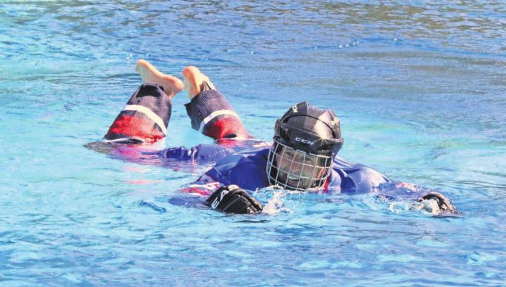 Ein symbolträchtiges Bild: Die Eishockeyaner des HC Wohlen Freaimt haben sich beim sommerlichen Turmspringen auch schon ins Becken gewagt. Ab Ende September ist die Eishalle offen und dann beginnt auch die Saison der Eishockeyaner. Bild: Archiv